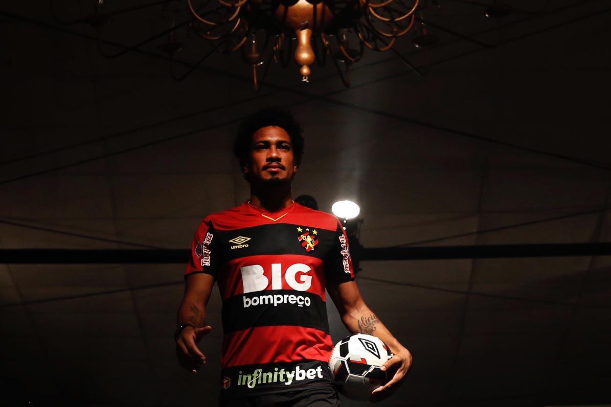 Primeiro uniforme do Sport produzido pela Umbro, lanado em evento com show dos Paralamas do Sucesso