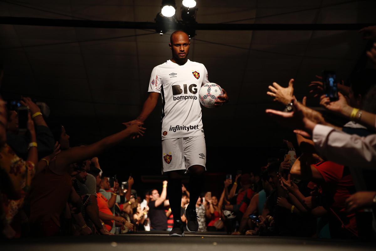 Segundo uniforme do Sport produzido pela Umbro, lanado em evento com show dos Paralamas do Sucesso