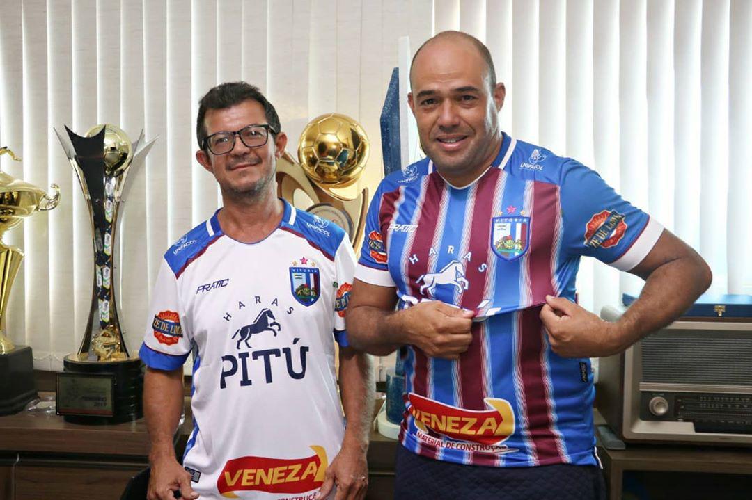 Torcedores do Vitria usando primeiro e segundo uniformes da equipe