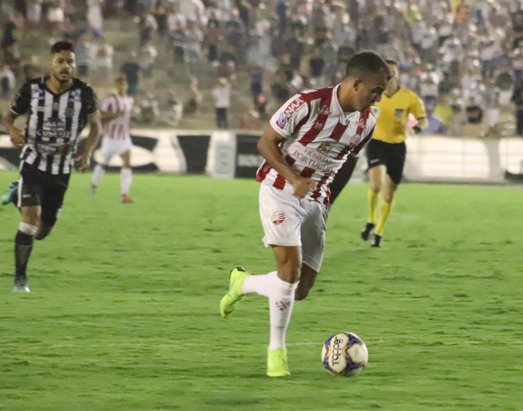 Primeiro uniforme do Nutico, com as duas cores tradicionais do Timbu