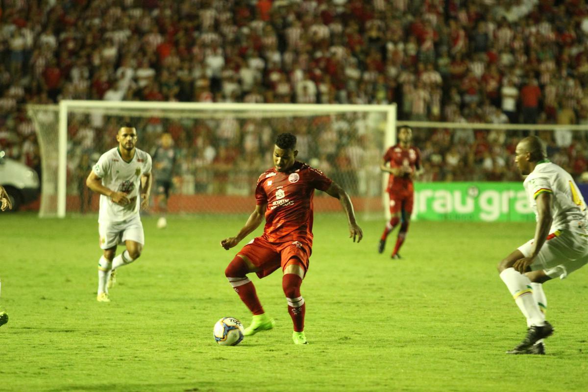 Camisa vermelha  o terceiro uniforme do Nutico