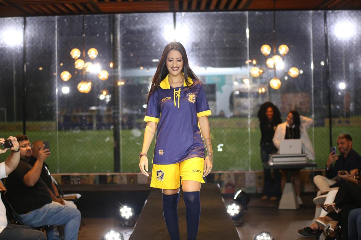 Na estreia na elite, Retr ter camisas com cadaro na gola