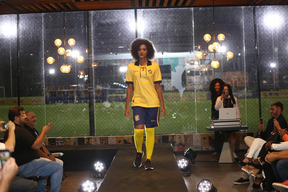 Na estreia na elite, Retr ter camisas com cadaro na gola