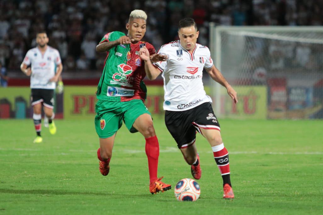 Santa Cruz e Petrolina em jogo vlido pela primeira rodada do Campeonato Pernambucano