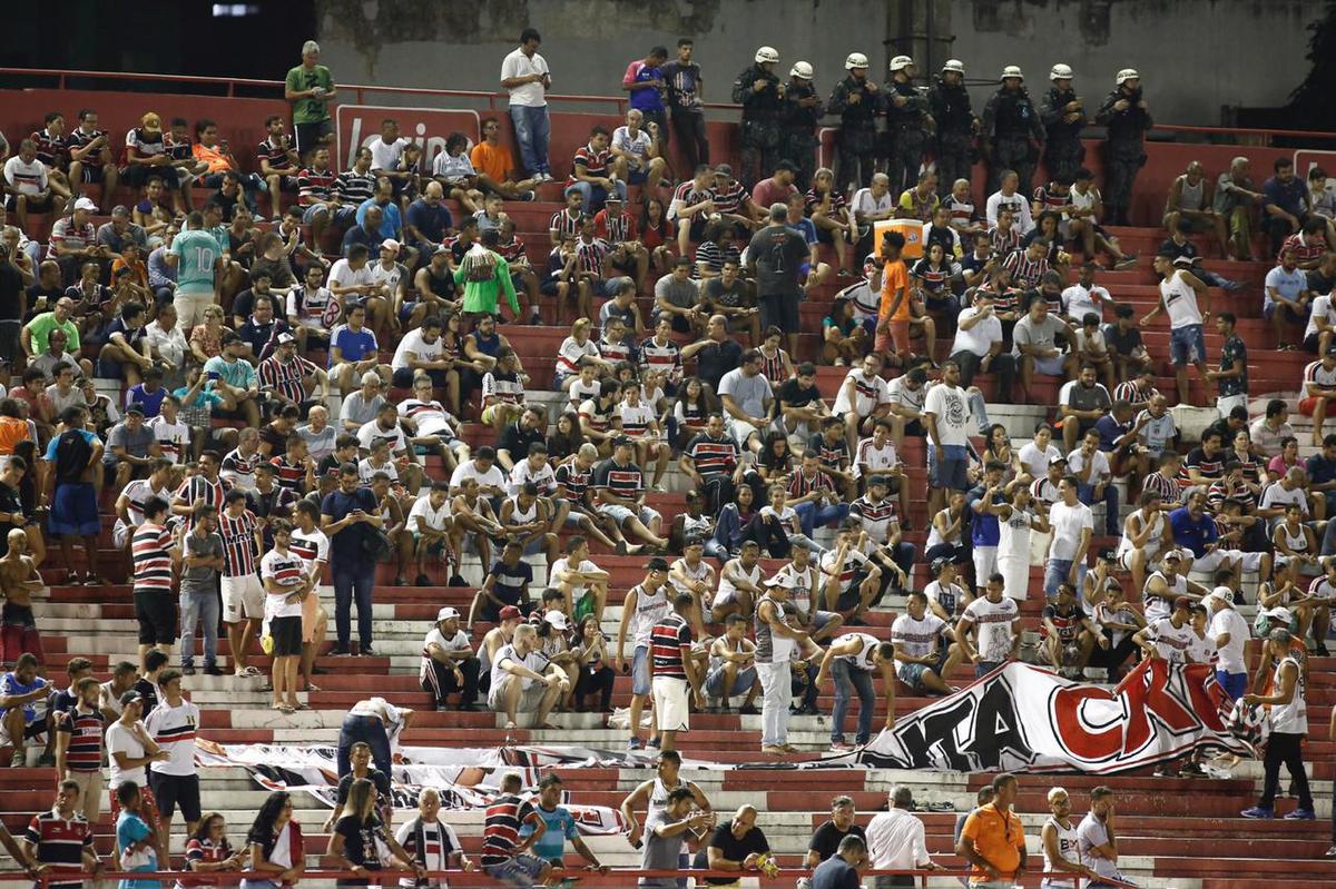 Imagens do jogo entre Retr e Santa Cruz, nos Aflitos, pelo Campeonato Pernambucano