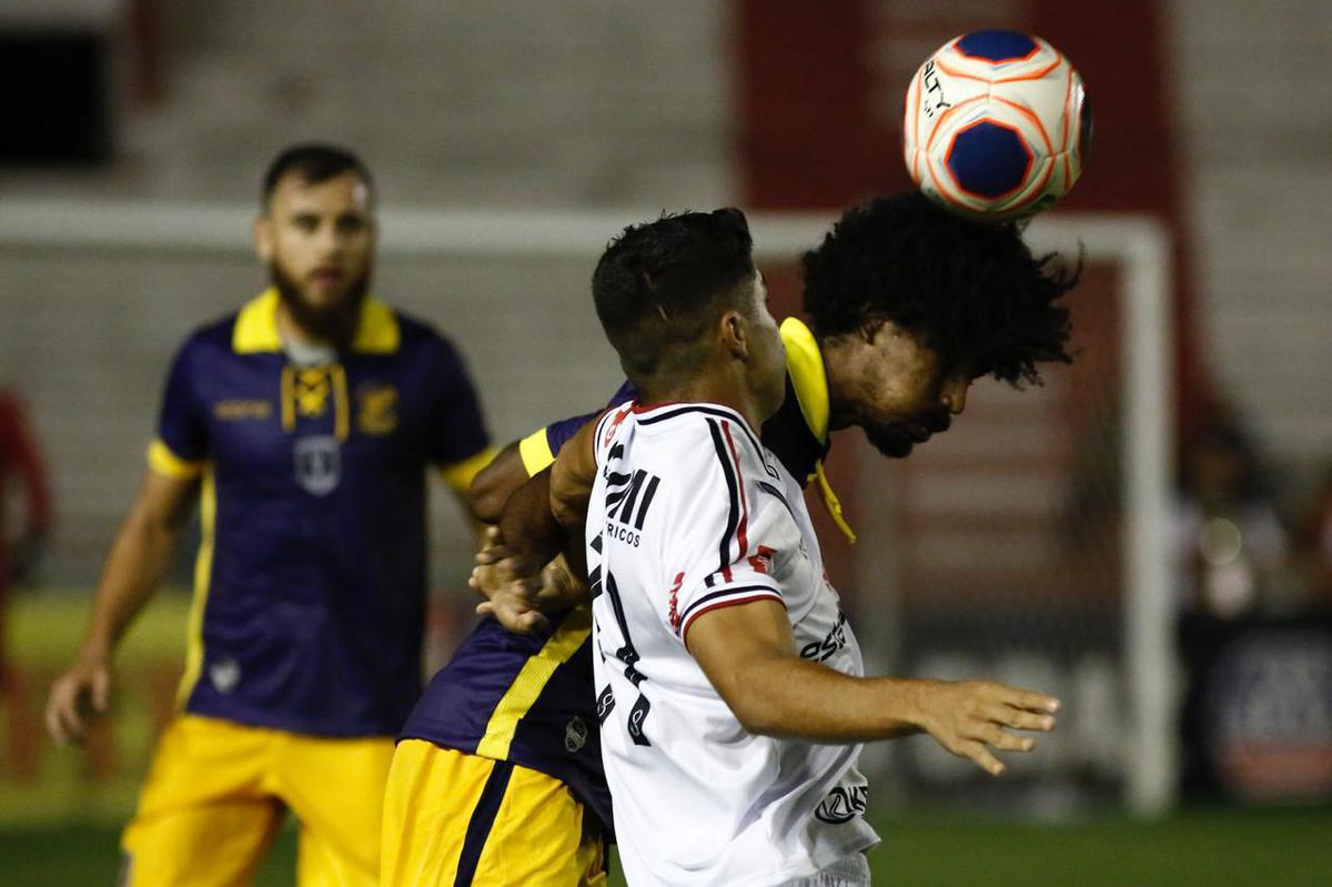 Imagens do jogo entre Retr e Santa Cruz, nos Aflitos, pelo Campeonato Pernambucano