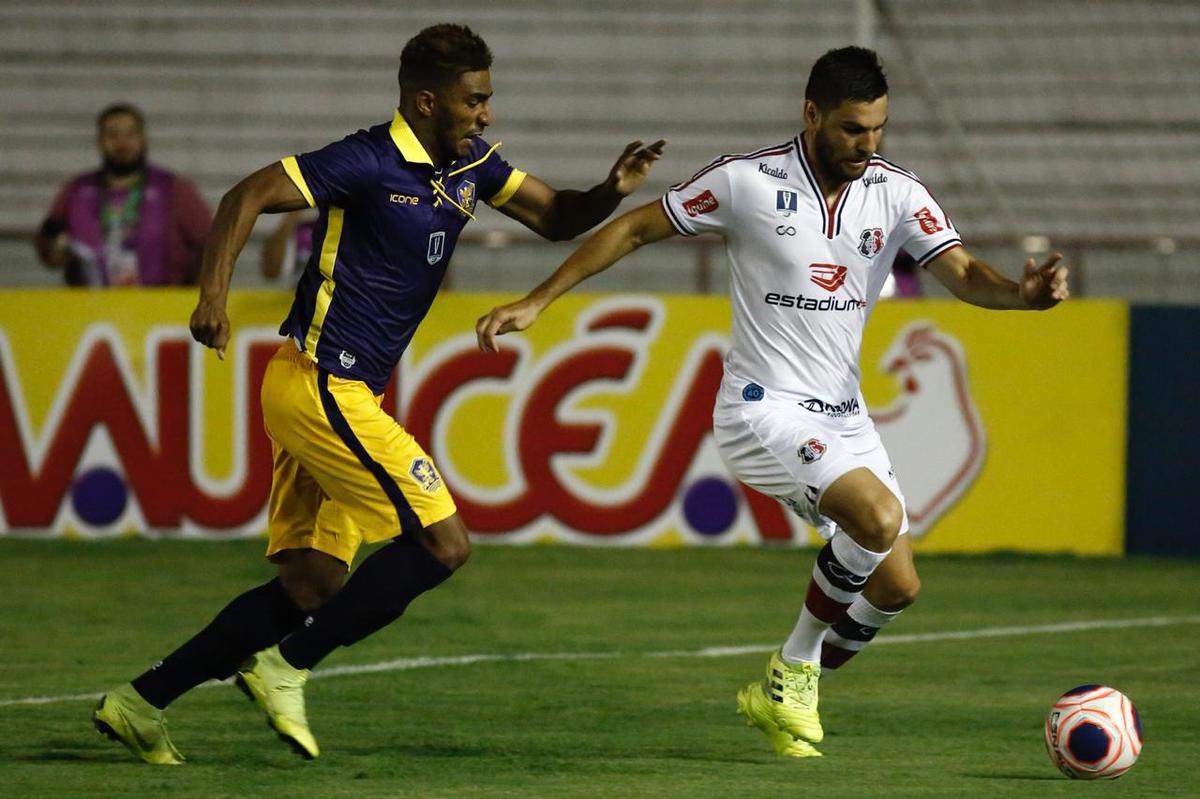 Imagens do jogo entre Retr e Santa Cruz, nos Aflitos, pelo Campeonato Pernambucano