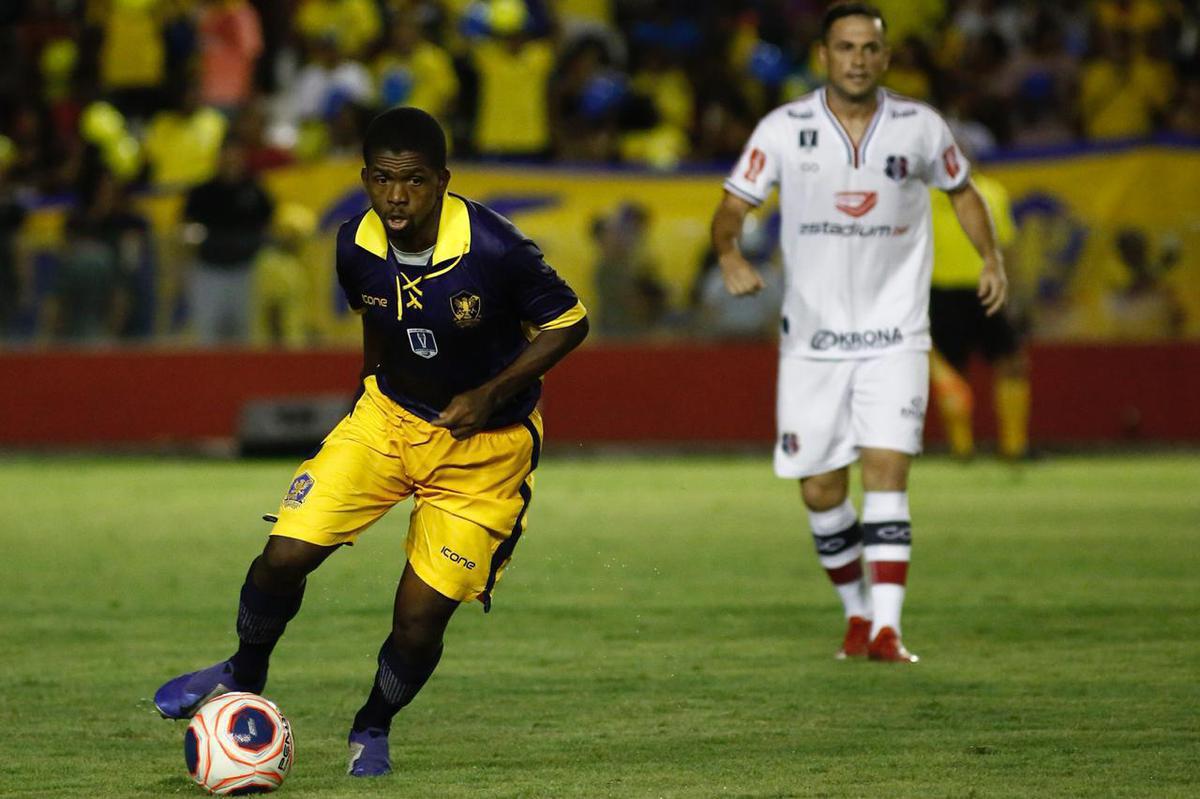 Imagens do jogo entre Retr e Santa Cruz, nos Aflitos, pelo Campeonato Pernambucano