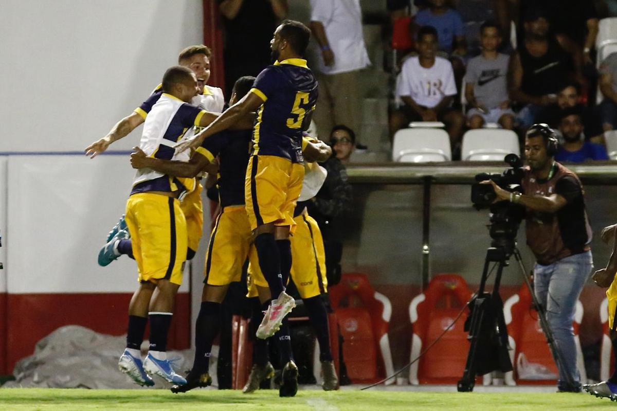 Imagens do jogo entre Retr e Santa Cruz, nos Aflitos, pelo Campeonato Pernambucano