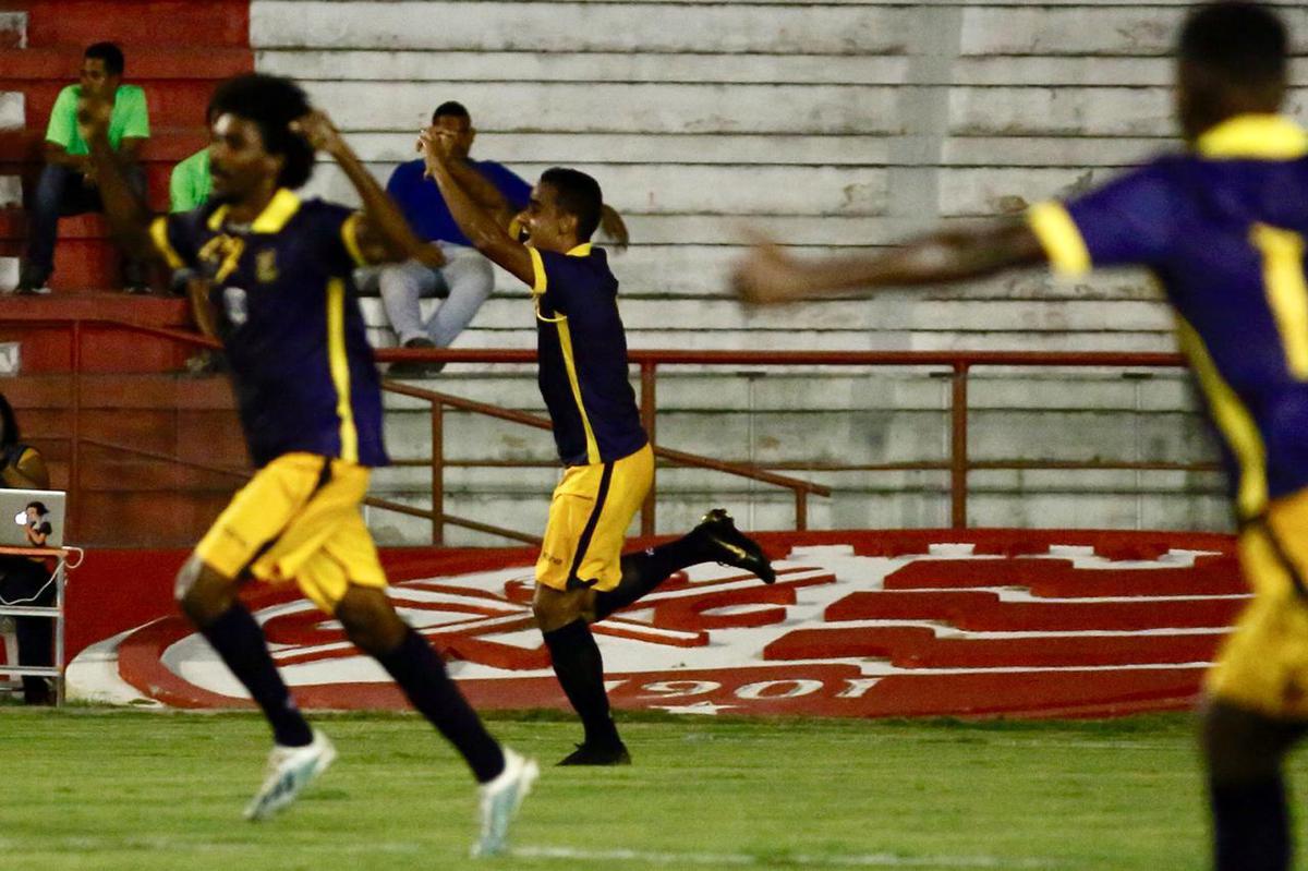 Imagens do jogo entre Retr e Santa Cruz, nos Aflitos, pelo Campeonato Pernambucano