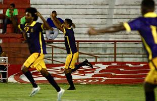 Imagens do jogo entre Retr e Santa Cruz, nos Aflitos, pelo Campeonato Pernambucano