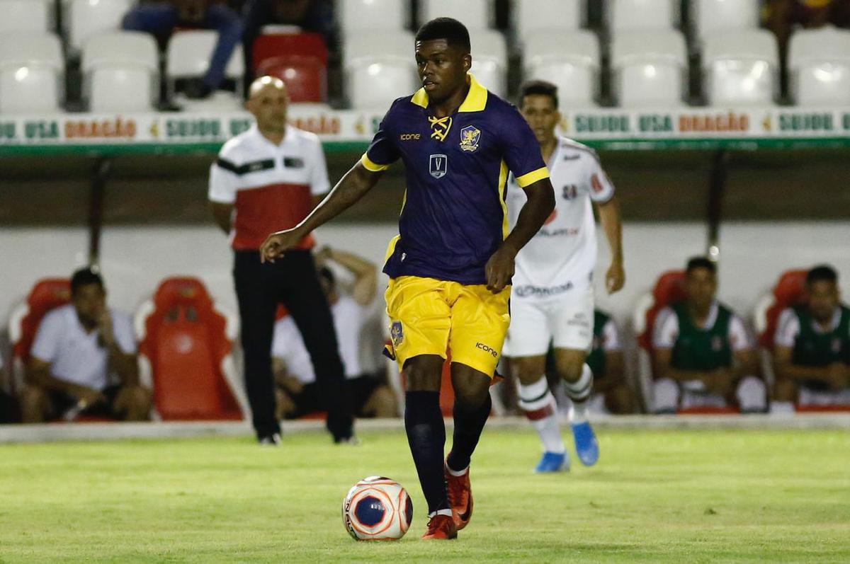 Imagens do jogo entre Retr e Santa Cruz, nos Aflitos, pelo Campeonato Pernambucano