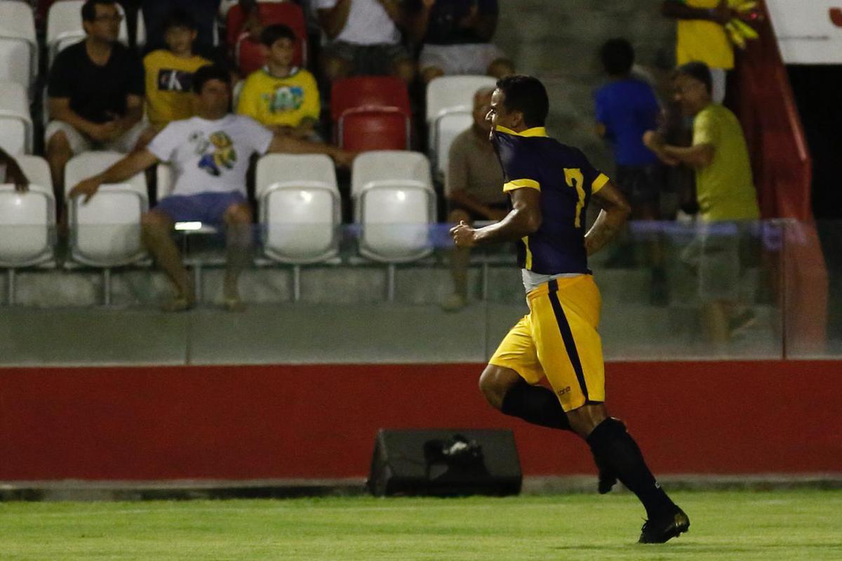 Imagens do jogo entre Retr e Santa Cruz, nos Aflitos, pelo Campeonato Pernambucano