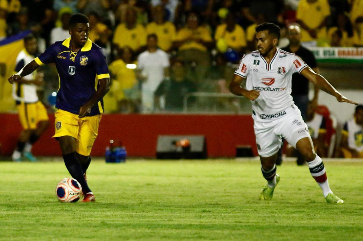 Imagens do jogo entre Retr e Santa Cruz, nos Aflitos, pelo Campeonato Pernambucano