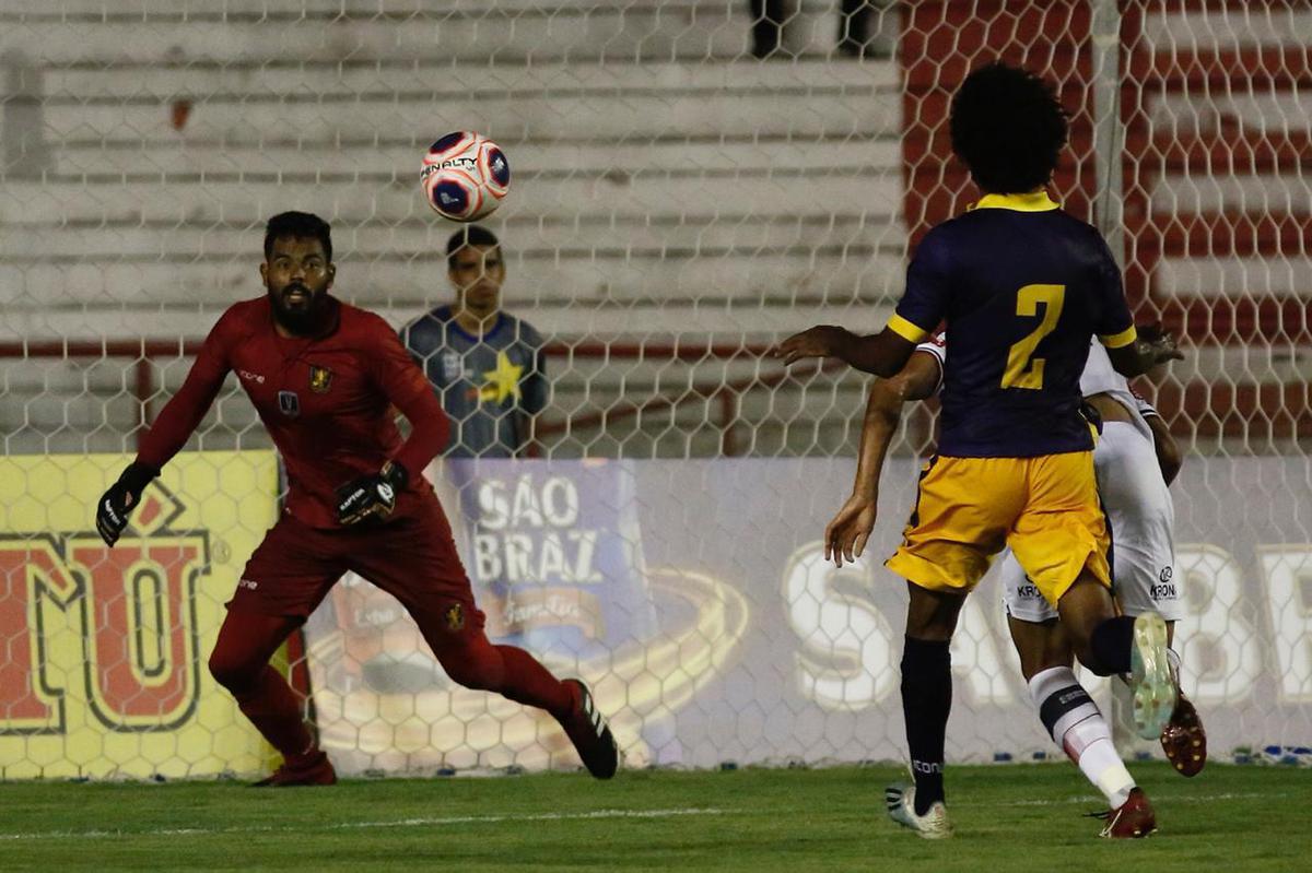 Imagens do jogo entre Retr e Santa Cruz, nos Aflitos, pelo Campeonato Pernambucano