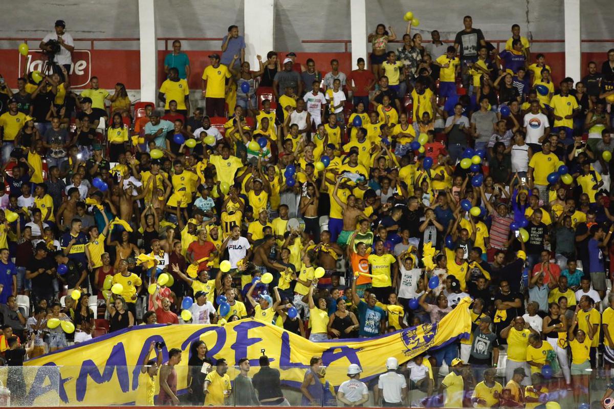 Imagens do jogo entre Retr e Santa Cruz, nos Aflitos, pelo Campeonato Pernambucano