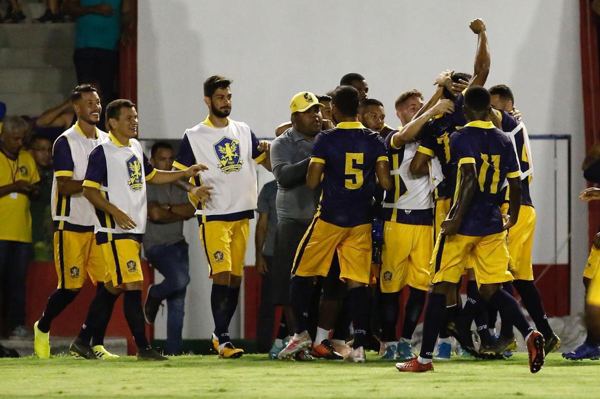 Imagens do jogo entre Retr e Santa Cruz, nos Aflitos, pelo Campeonato Pernambucano