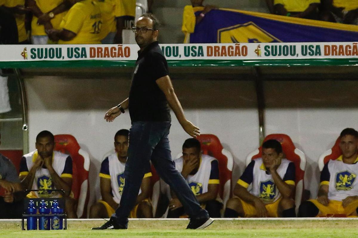 Imagens do jogo entre Retr e Santa Cruz, nos Aflitos, pelo Campeonato Pernambucano