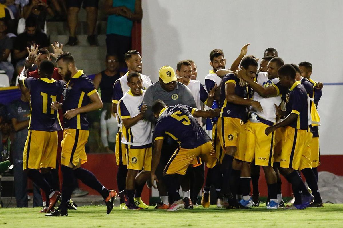 Imagens do jogo entre Retr e Santa Cruz, nos Aflitos, pelo Campeonato Pernambucano
