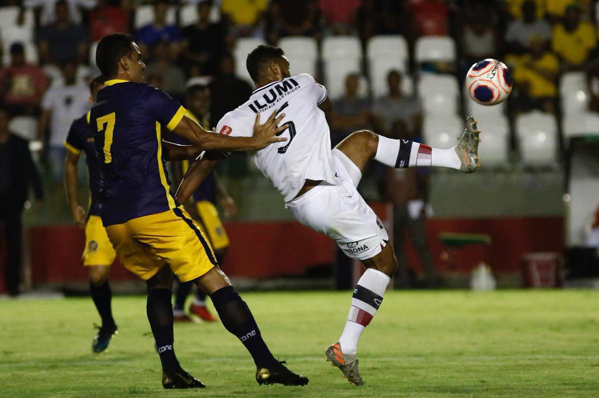Imagens do jogo entre Retr e Santa Cruz, nos Aflitos, pelo Campeonato Pernambucano