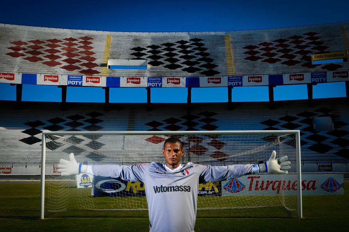 Em 2014, durante as comemoraes do centenrio do Santa Cruz, o Superesportes ouviu 20 pessoas ligadas ao clube (dirigentes, ex-dirigentes, artistas e torcedores) para formar o que seria a seleo da histria do time. E Tiago Cardoso foi eleito o melhor goleiro da histria do clube (Birigui ficou em segundo e Detinho em terceiro). Na eleio promovida pelo site Coralnet, o eleito foi Birigui.
 