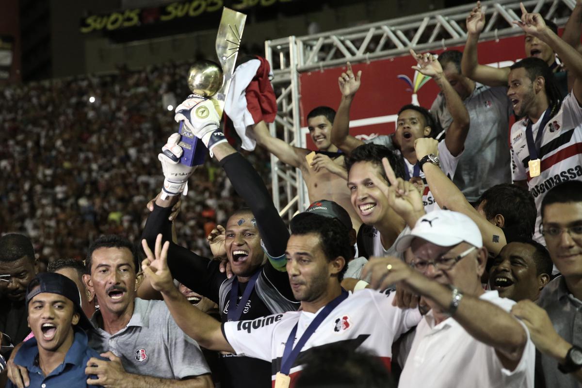Na final do Campeonato Pernambucano de 2013, outra vez contra o Sport, Tiago Cardoso teve uma atuao histrica na Ilha do Retiro, garantido o tricampeonato ao santa Cruz.

