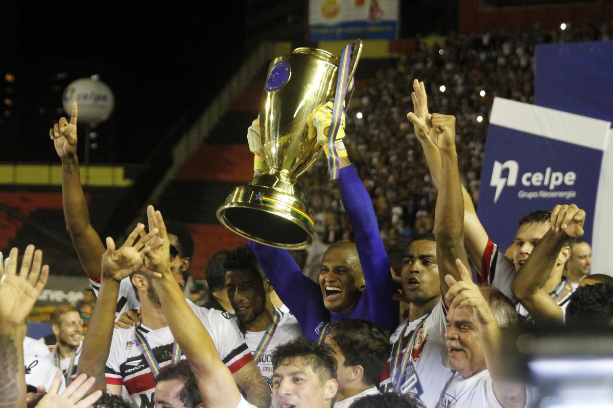 Em mais uma final contra o Sport, o Santa Cruz foi bicampeo pernambucano. E Tiago Cardoso mais uma vez fez sua parte, 'fechando' o gol.