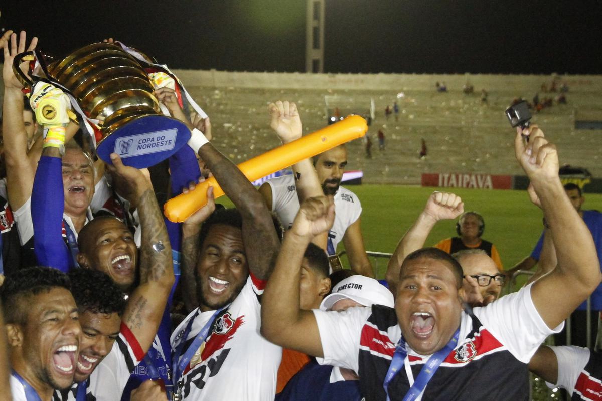 No ano seguinte, em 2016, Tiago Cardoso ajudou o Santa Cruz a conquistar o primeiro ttulo da Copa do Nordeste na histria do clube.
