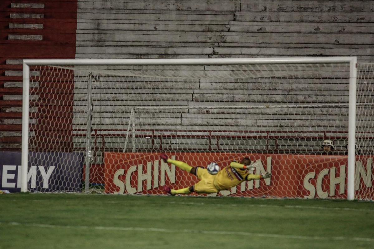 No final, Salatiel errou a cobrana que poderia dar a vitria para o Nutico