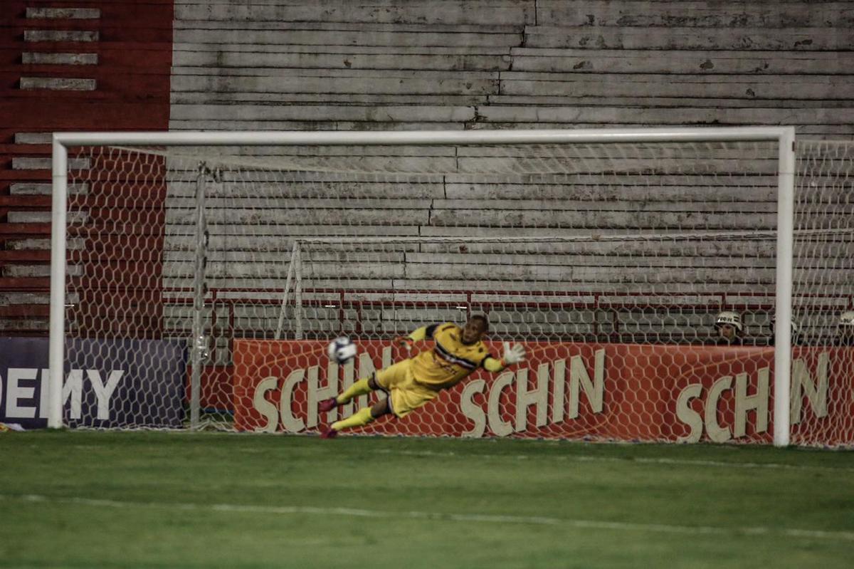 No final, Salatiel errou a cobrana que poderia dar a vitria para o Nutico