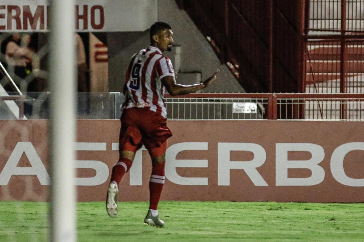 Kieza retorna ao time titular do Nutico em sua terceira passagem marcando gols na goleada do Timbu diante do Deciso Bonito, pela 3 rodada do Campeonato Pernambucano