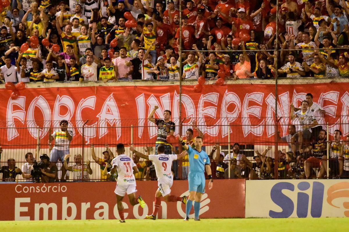 Leo foi eliminado por 2 a 1 para o Quadricolor em confronto nico no estdio Augusto Bauer fim do jogo foi marcado por polmica 