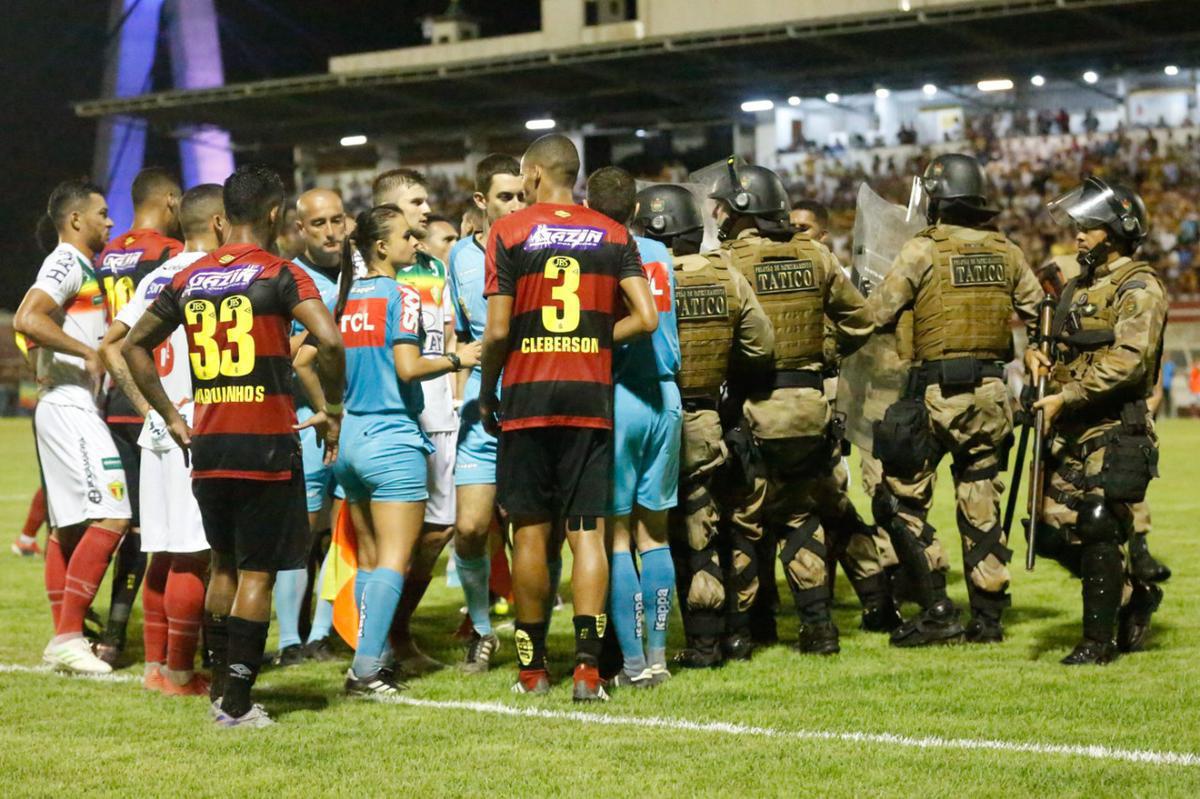 Leo foi eliminado por 2 a 1 para o Quadricolor em confronto nico no estdio Augusto Bauer fim do jogo foi marcado por polmica 
