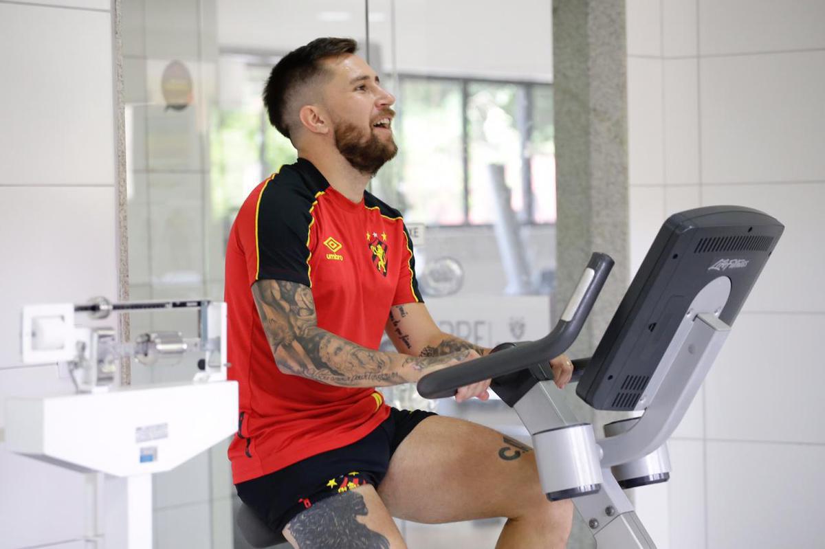 Anunciado na ltima quarta-feira, meia que defendeu o CSA na Srie A de 2019 esteve na manh desta no CT rubro-negro realizando exames e avaliaes com o fisiologista Inaldo Freire 