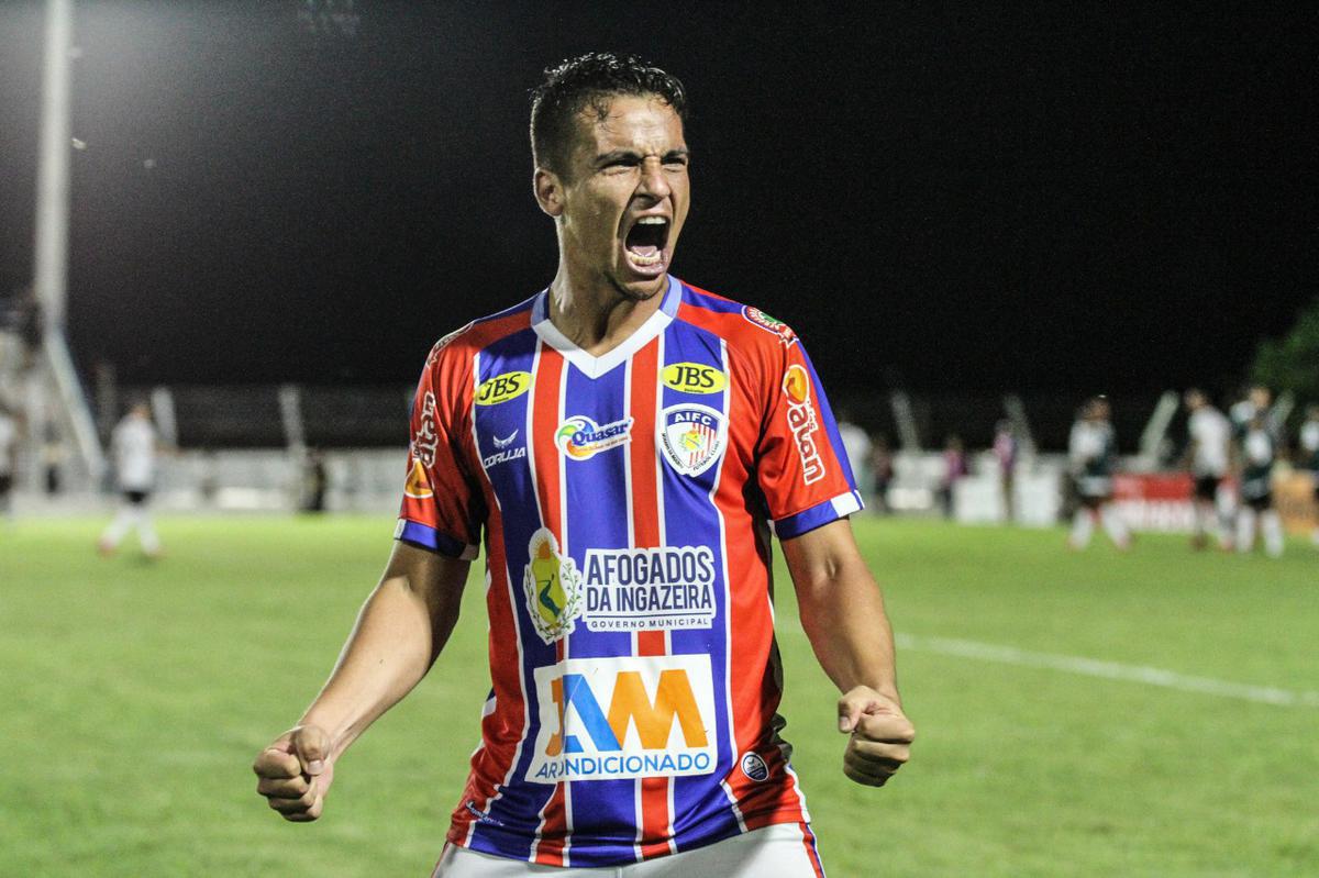 Teve 'silncio', galo na rua e carreata e muita festa na cidade de Afogados aps o apito final