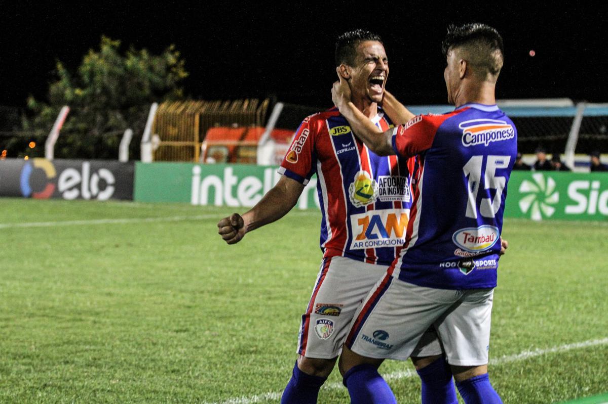 Teve 'silncio', galo na rua e carreata e muita festa na cidade de Afogados aps o apito final