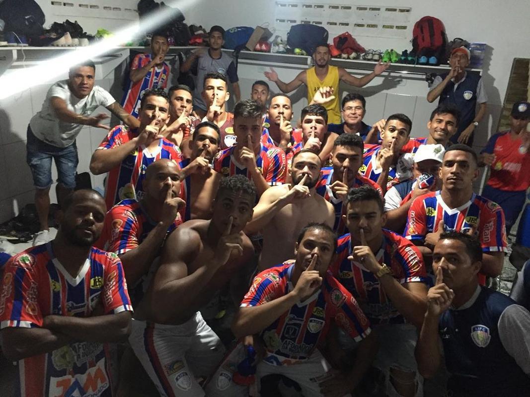 Teve 'silncio', galo na rua e carreata e muita festa na cidade de Afogados aps o apito final