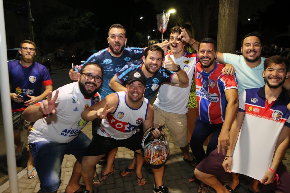 Teve 'silncio', galo na rua e carreata e muita festa na cidade de Afogados aps o apito final