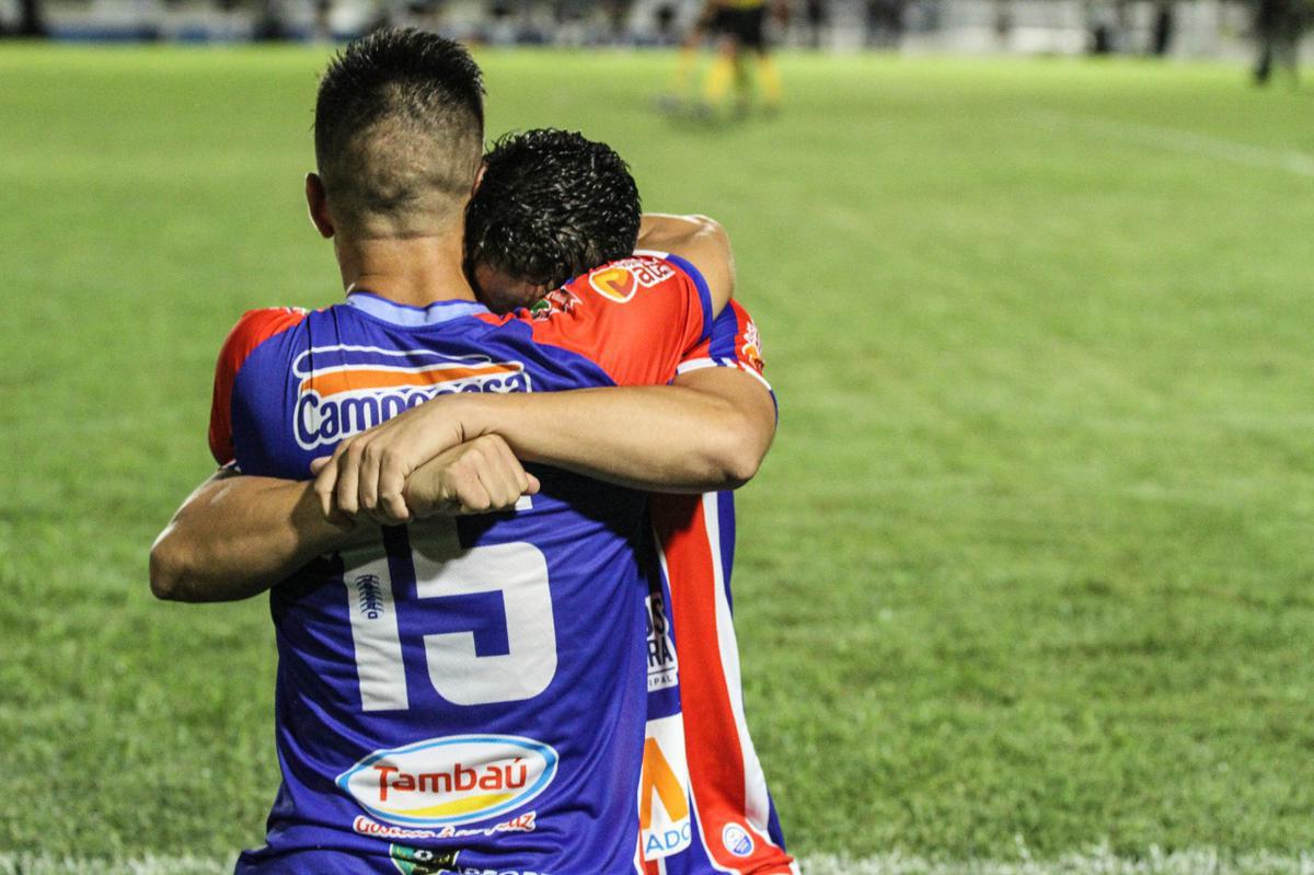 Teve 'silncio', galo na rua e carreata e muita festa na cidade de Afogados aps o apito final