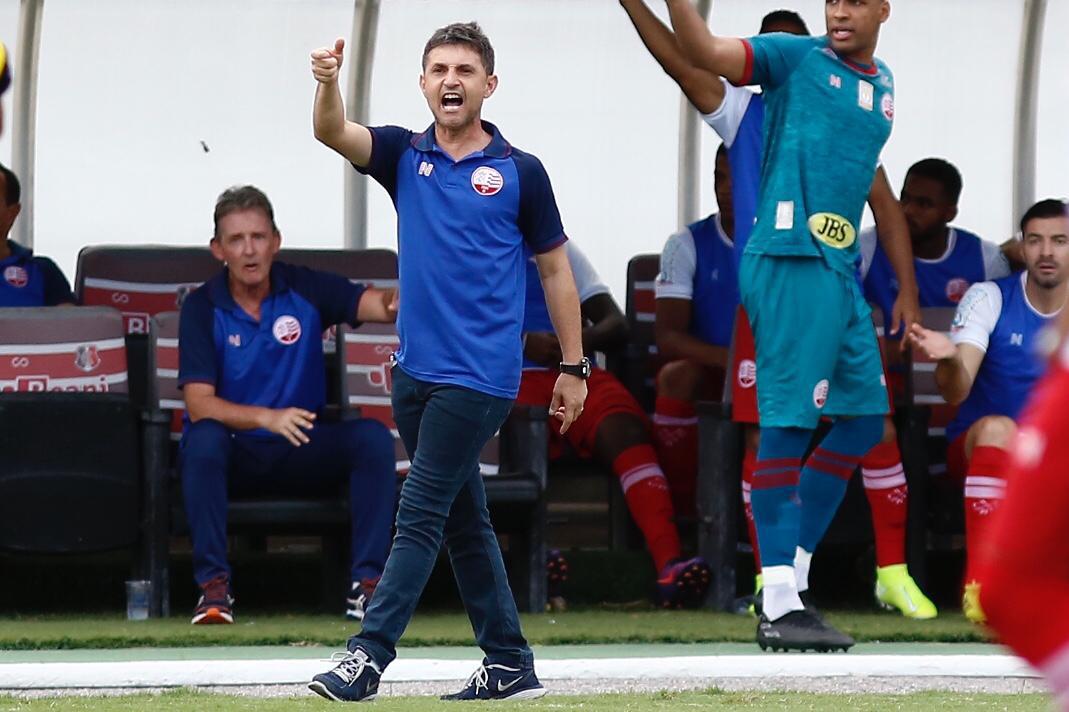 Equipes se enfrentaram pela stima rodada do Campeonato Pernambucano no estdio do Arruda 