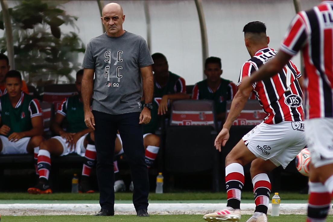Equipes se enfrentaram pela stima rodada do Campeonato Pernambucano no estdio do Arruda 