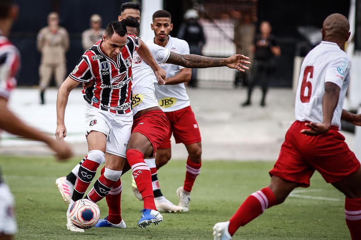 Equipes se enfrentaram pela stima rodada do Campeonato Pernambucano no estdio do Arruda 