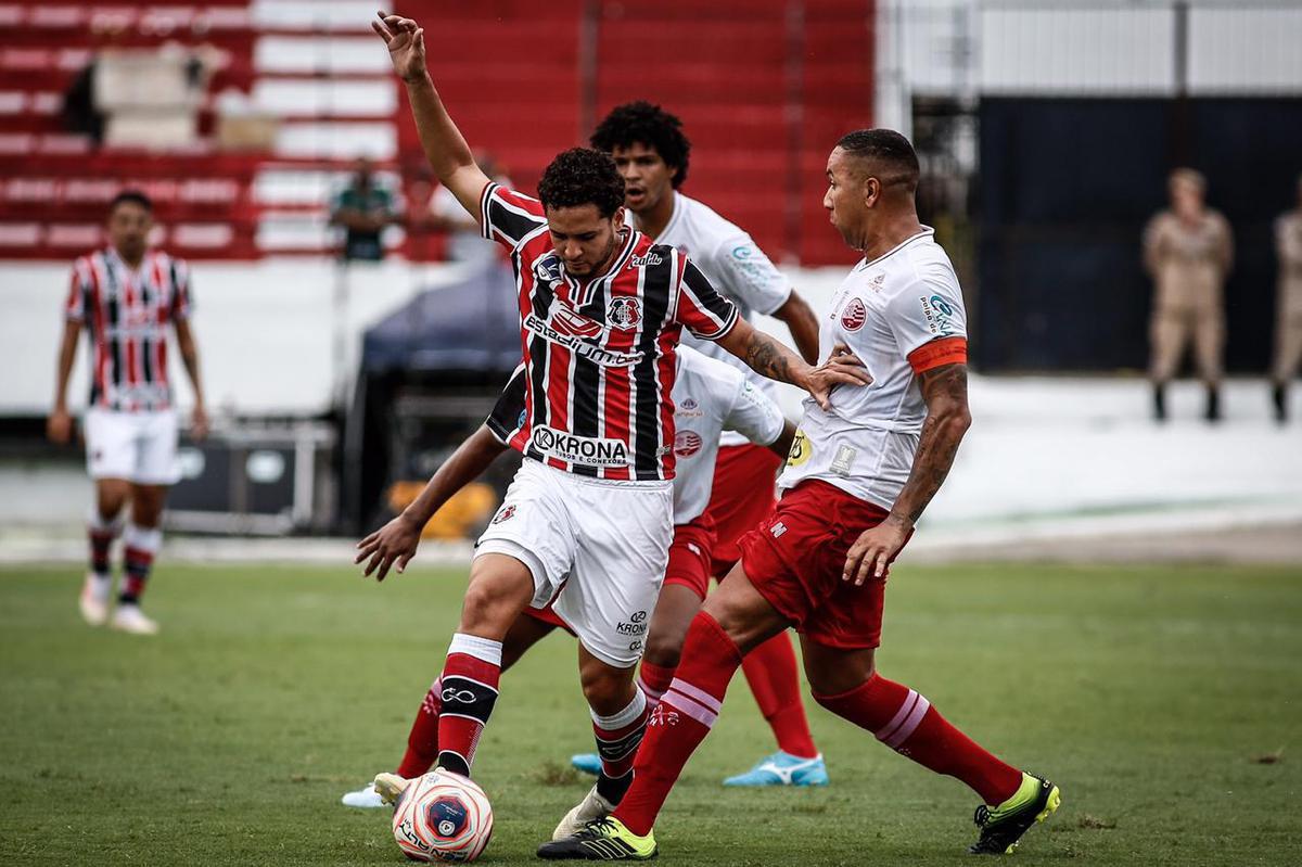Equipes se enfrentaram pela stima rodada do Campeonato Pernambucano no estdio do Arruda 