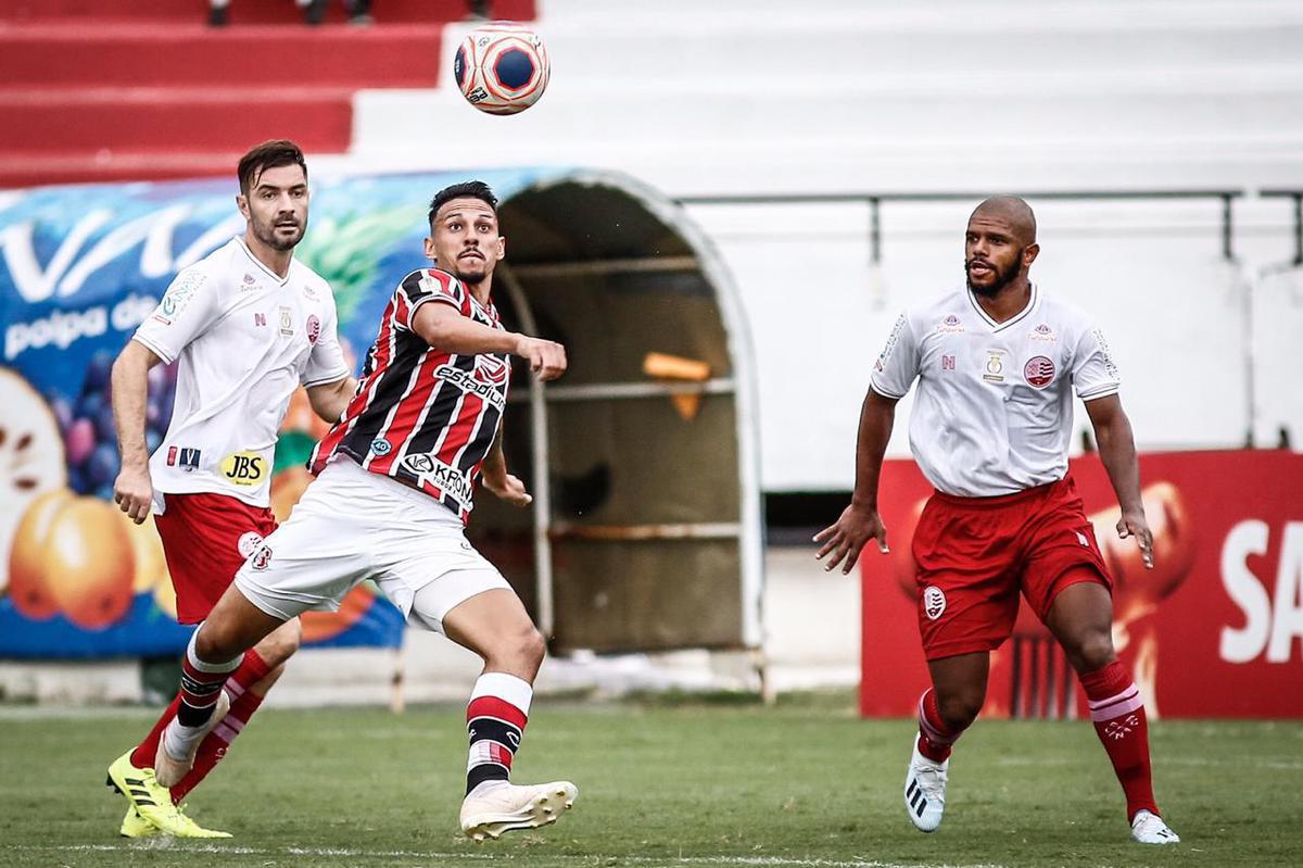 Equipes se enfrentaram pela stima rodada do Campeonato Pernambucano no estdio do Arruda 