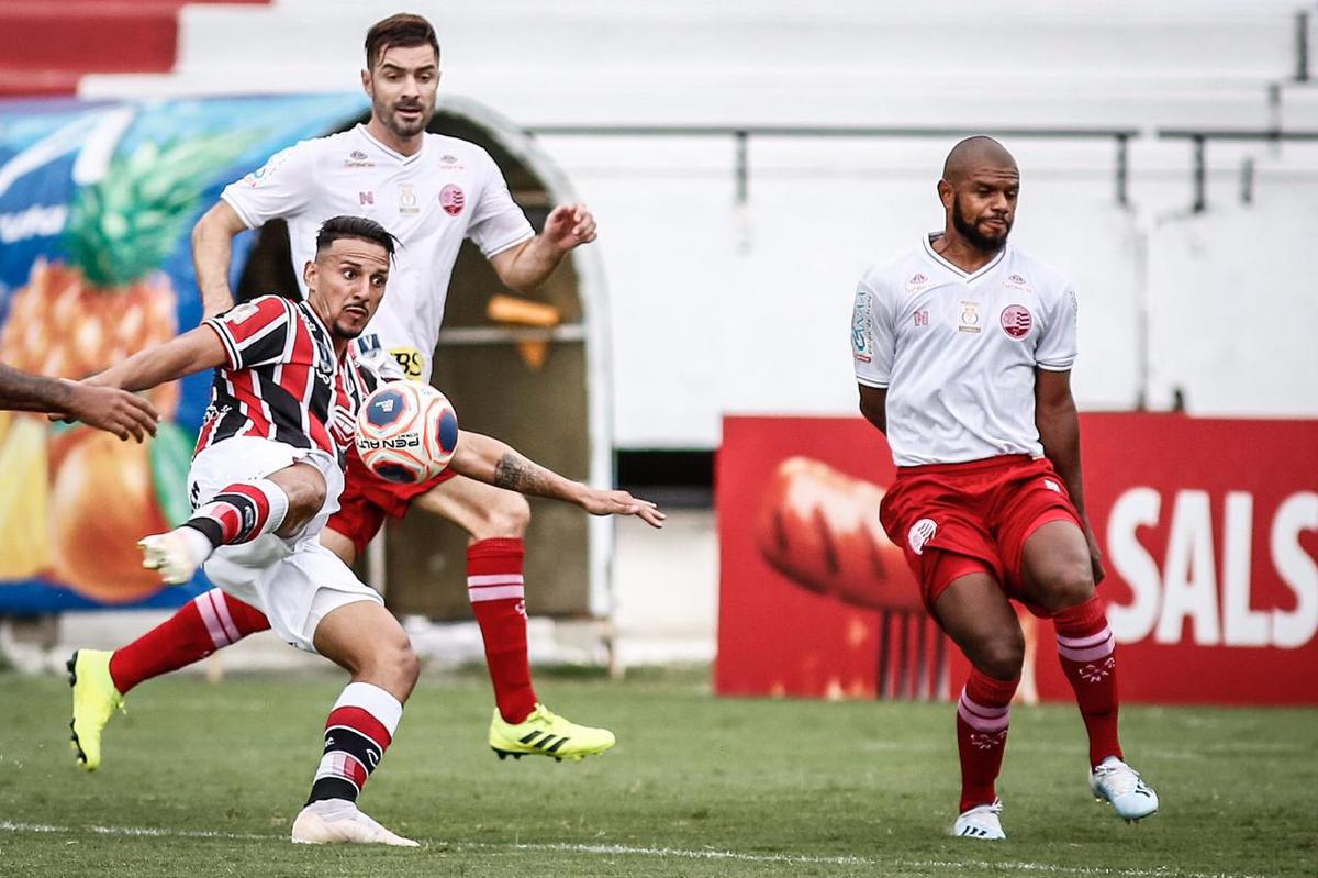 Equipes se enfrentaram pela stima rodada do Campeonato Pernambucano no estdio do Arruda 