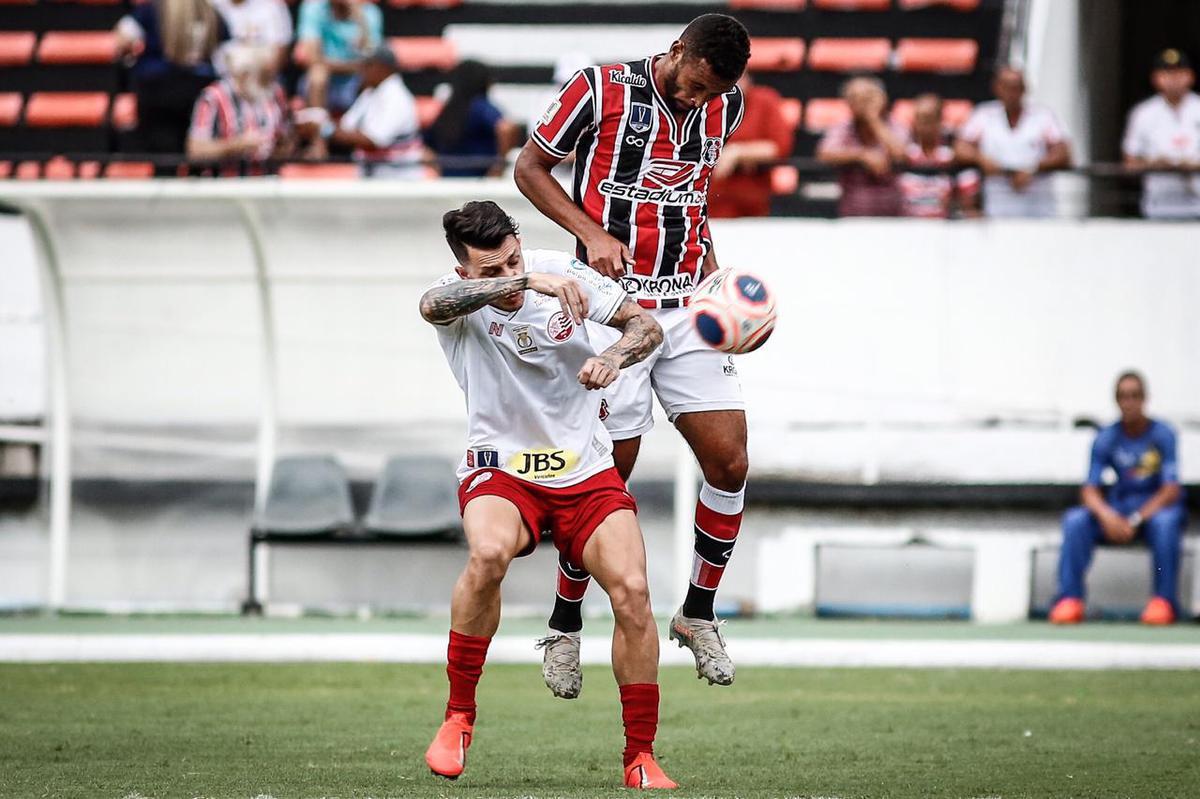 Equipes se enfrentaram pela stima rodada do Campeonato Pernambucano no estdio do Arruda 