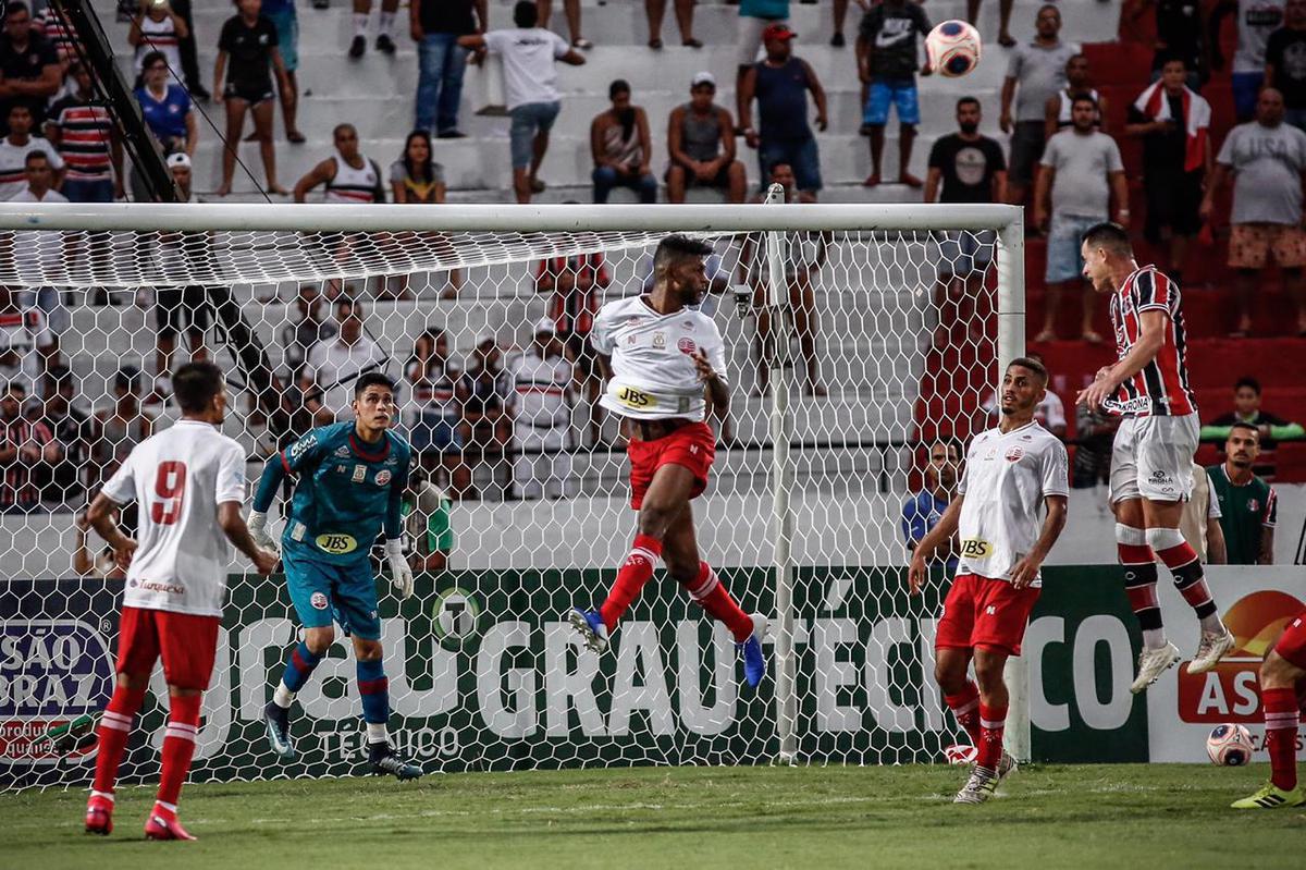 Equipes se enfrentaram pela stima rodada do Campeonato Pernambucano no estdio do Arruda