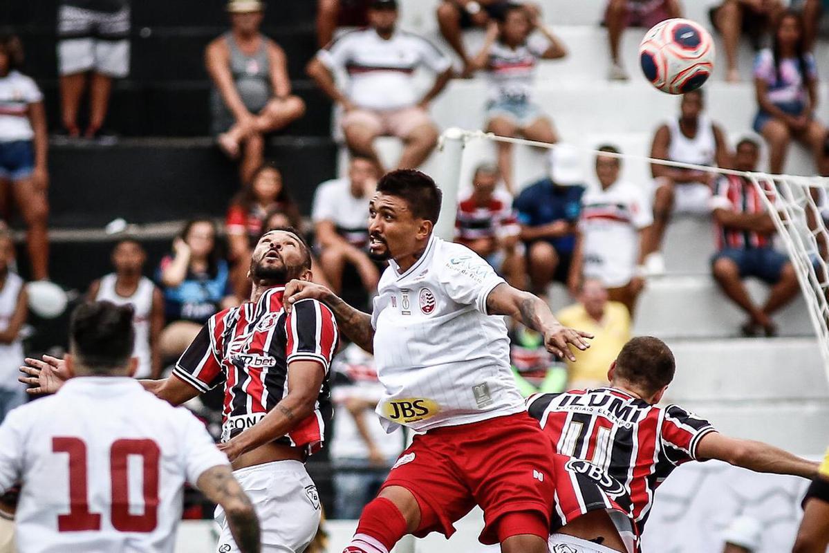 Equipes se enfrentaram pela stima rodada do Campeonato Pernambucano no estdio do Arruda