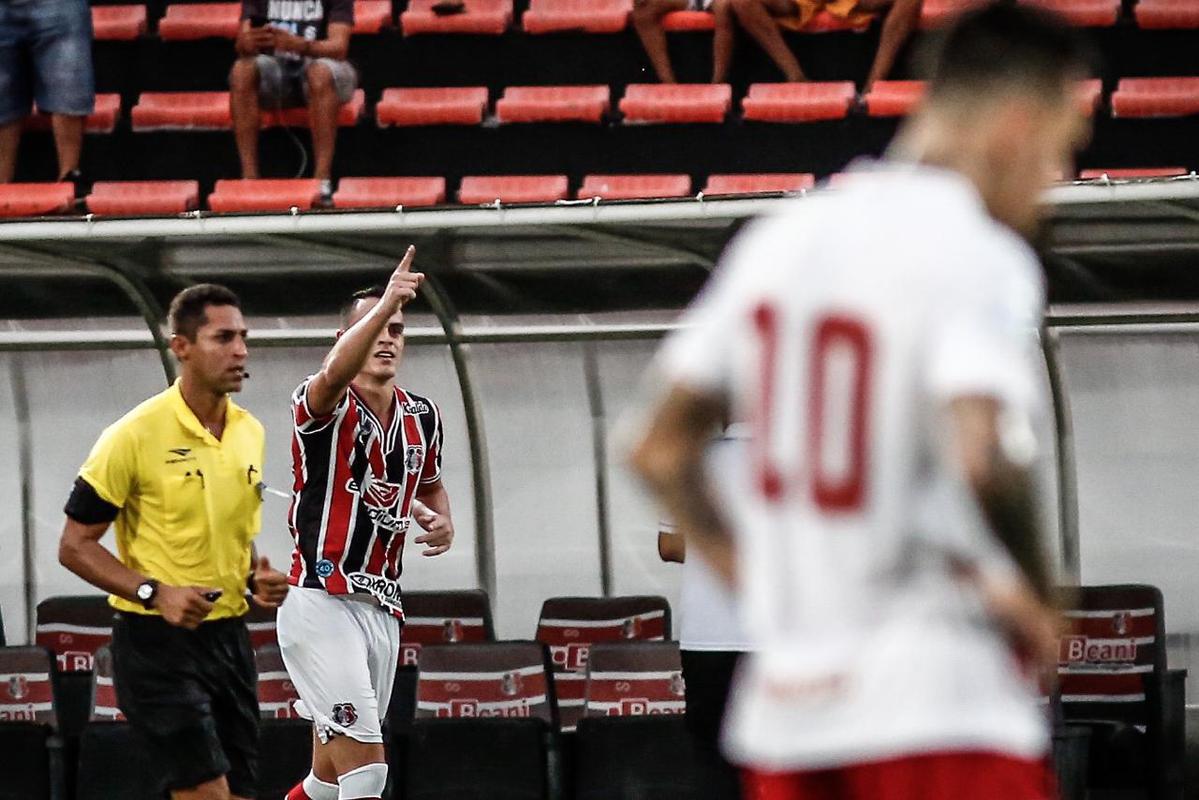 Equipes se enfrentaram pela stima rodada do Campeonato Pernambucano no estdio do Arruda