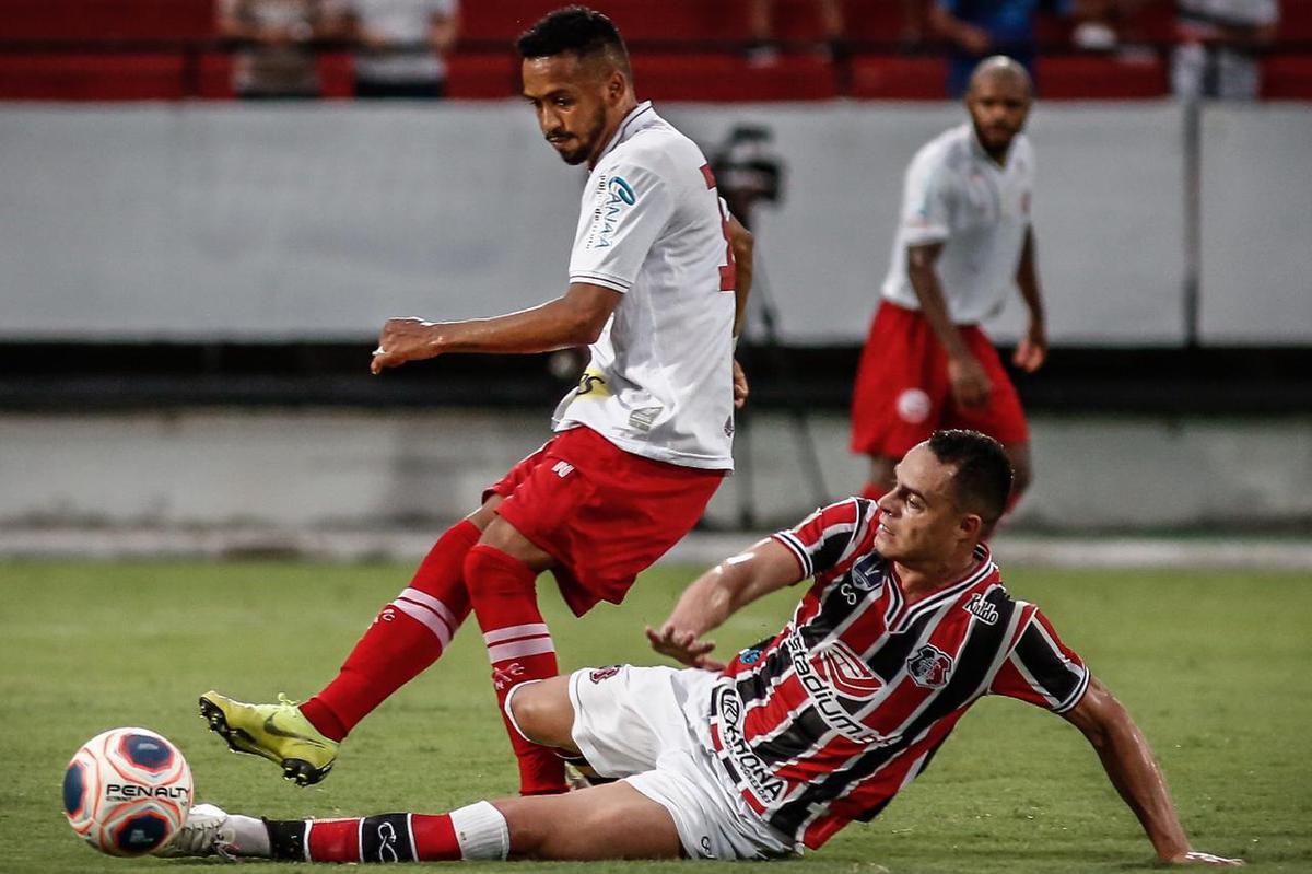 Equipes se enfrentaram pela stima rodada do Campeonato Pernambucano no estdio do Arruda